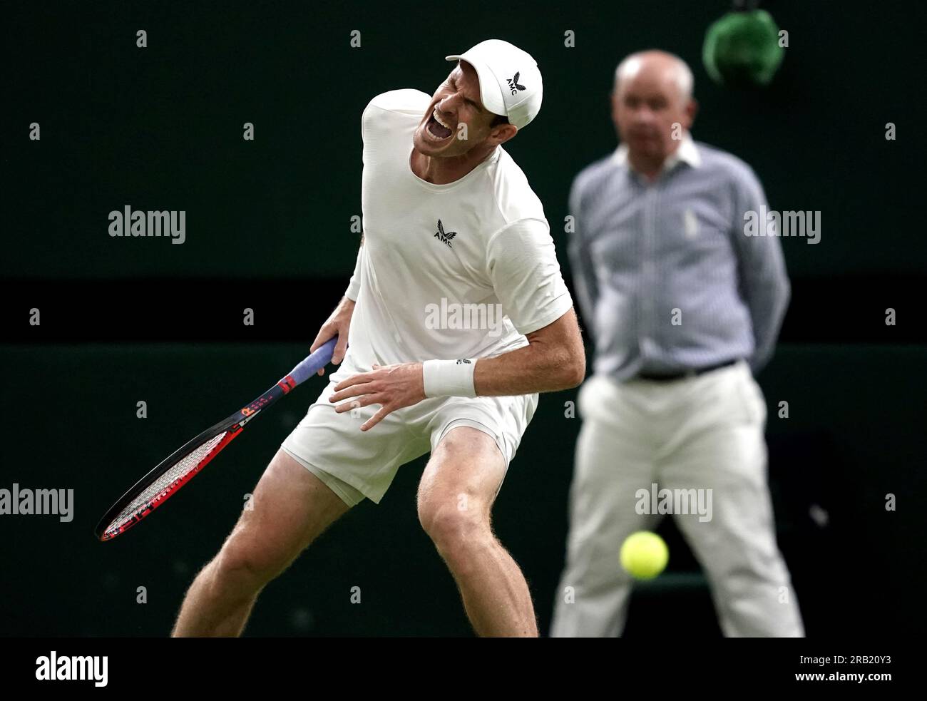Andy Murray apparaît blessé lors de son match contre Stefanos Tsitsipas le quatrième jour des Championnats de Wimbledon 2023 au All England Lawn tennis and Croquet Club à Wimbledon. Date de la photo : jeudi 6 juillet 2023. Banque D'Images