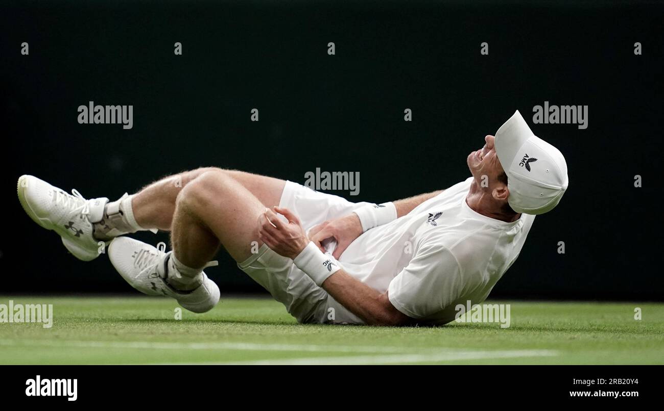 Andy Murray apparaît blessé lors de son match contre Stefanos Tsitsipas le quatrième jour des Championnats de Wimbledon 2023 au All England Lawn tennis and Croquet Club à Wimbledon. Date de la photo : jeudi 6 juillet 2023. Banque D'Images