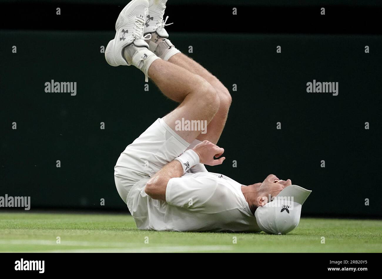 Andy Murray apparaît blessé lors de son match contre Stefanos Tsitsipas le quatrième jour des Championnats de Wimbledon 2023 au All England Lawn tennis and Croquet Club à Wimbledon. Date de la photo : jeudi 6 juillet 2023. Banque D'Images