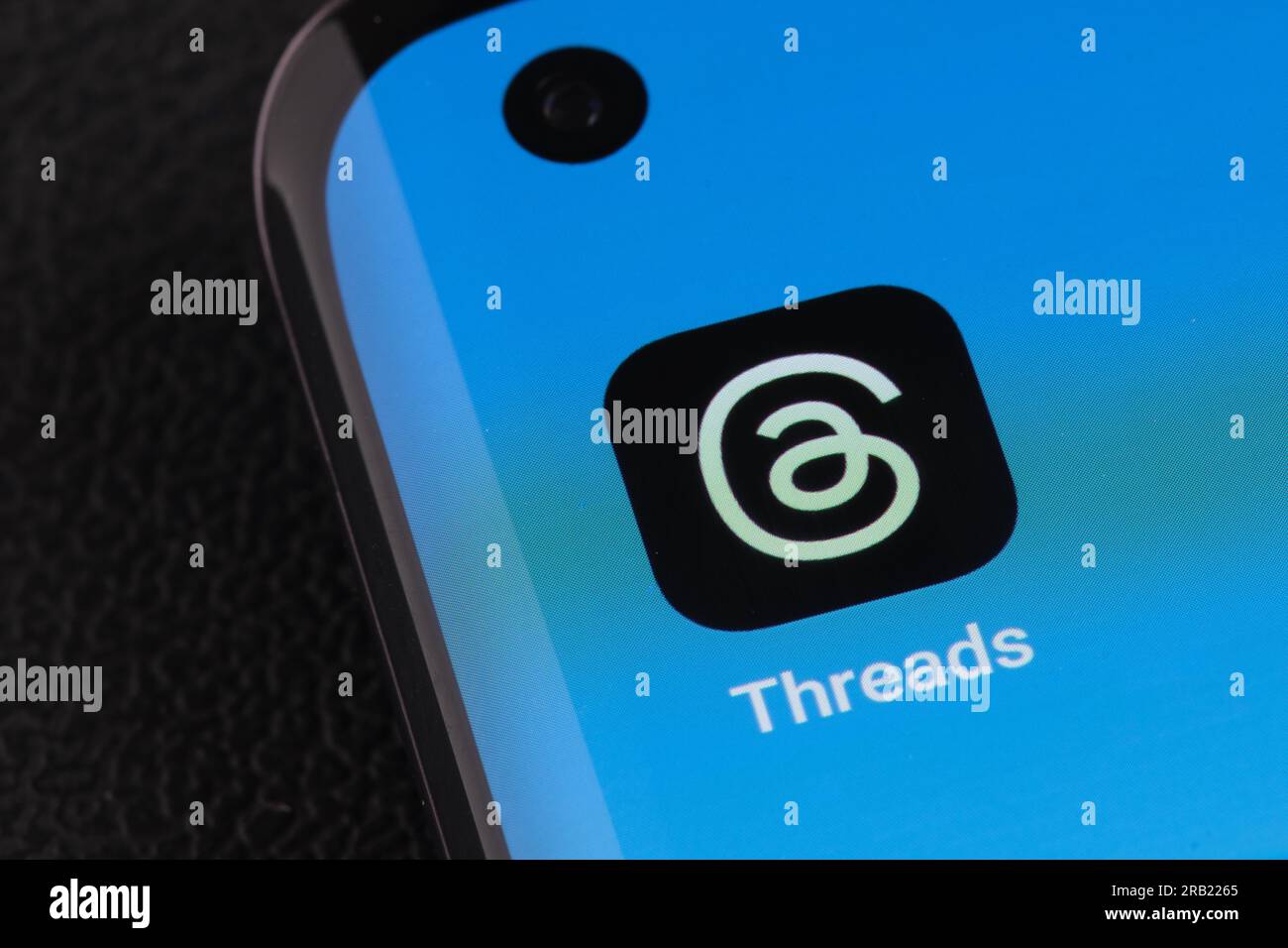 Logo de l'application threads visible à l'écran. Instagram threads app est une plate-forme de micro blogging, développée par Facebook Meta. Stafford, Royaume-Uni, 4 juillet 202 Banque D'Images