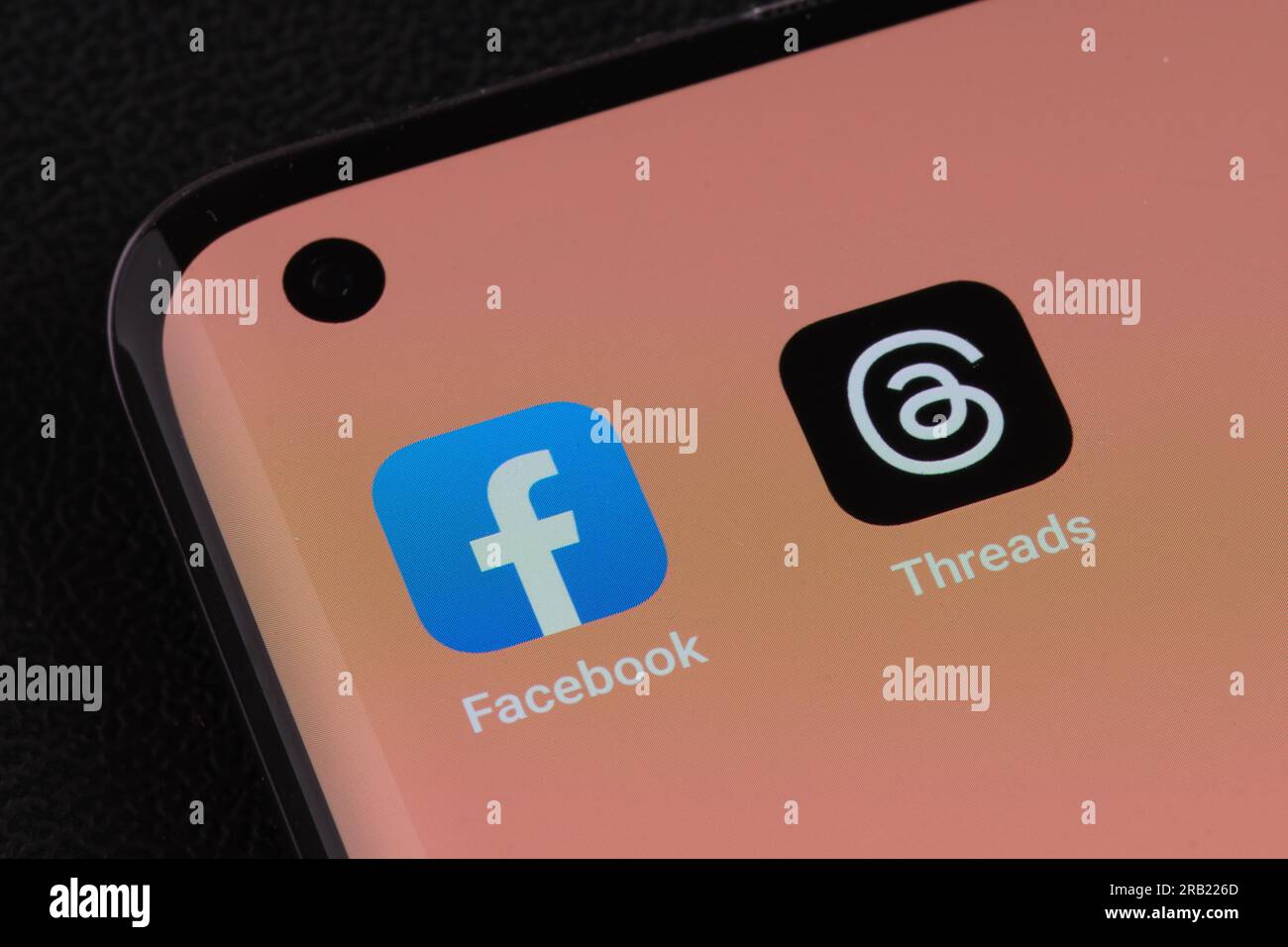 Logo de l'application Facebook et threads visible à l'écran. Instagram threads app est une plate-forme de micro blogging, développée par Facebook Meta. Stafford, Royaume-Uni Banque D'Images