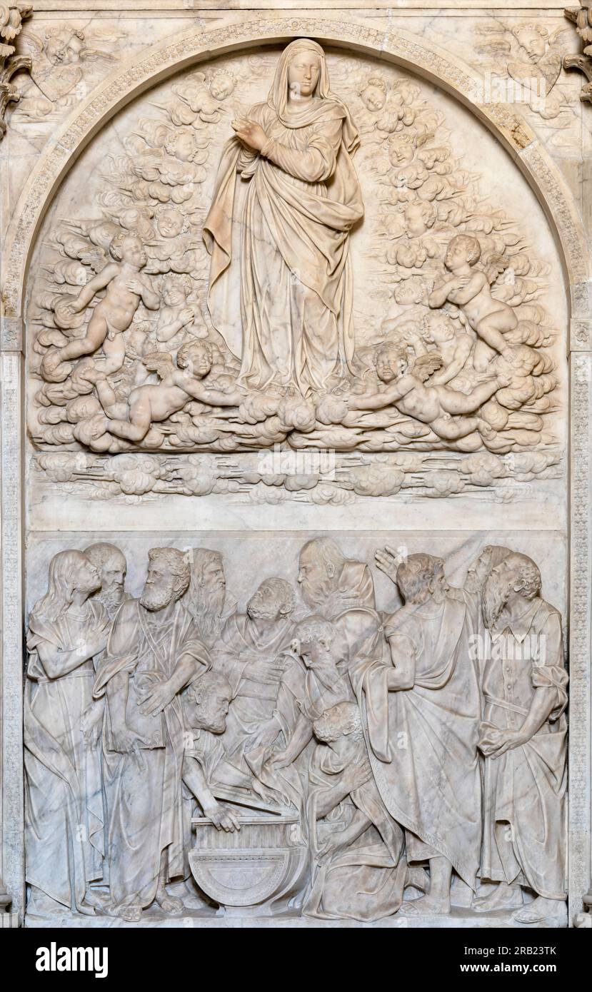 NAPLES, ITALIE - 23 AVRIL 2023 : le relief en marbre de l'Assomption de la Vierge Marie dans l'église Chiesa di San Giovanni a Carbonara Banque D'Images