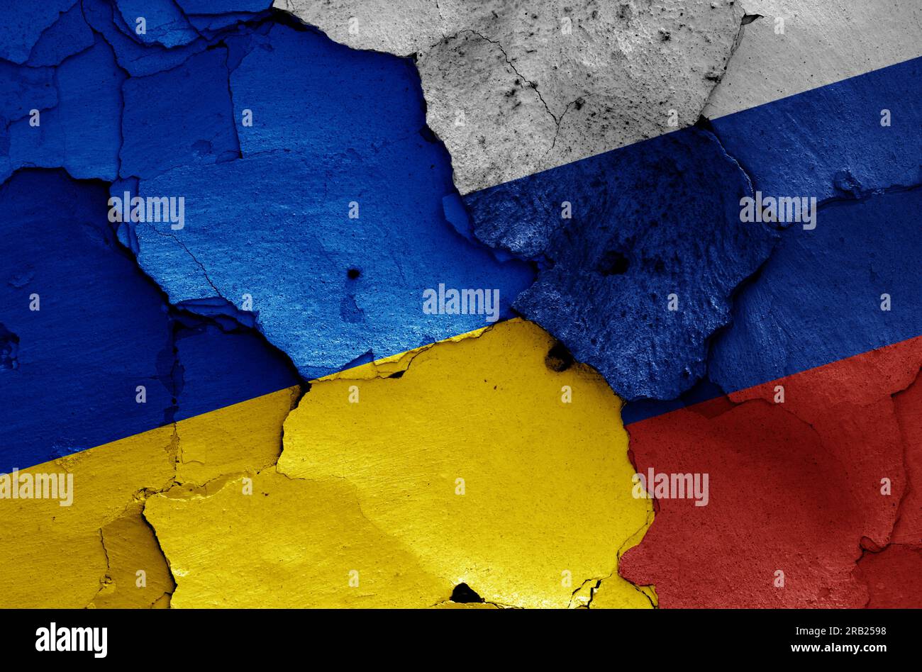 Drapeaux de l'Ukraine et la Russie peint sur mur fissuré Banque D'Images