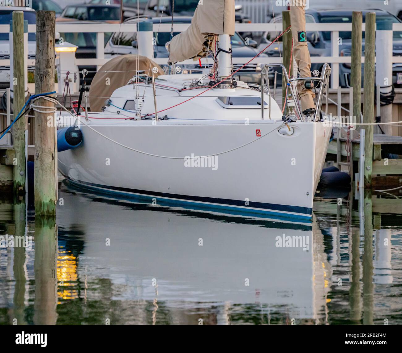 bateau à voile blanc dans une glissade dans le port d'affaissement, ny Banque D'Images