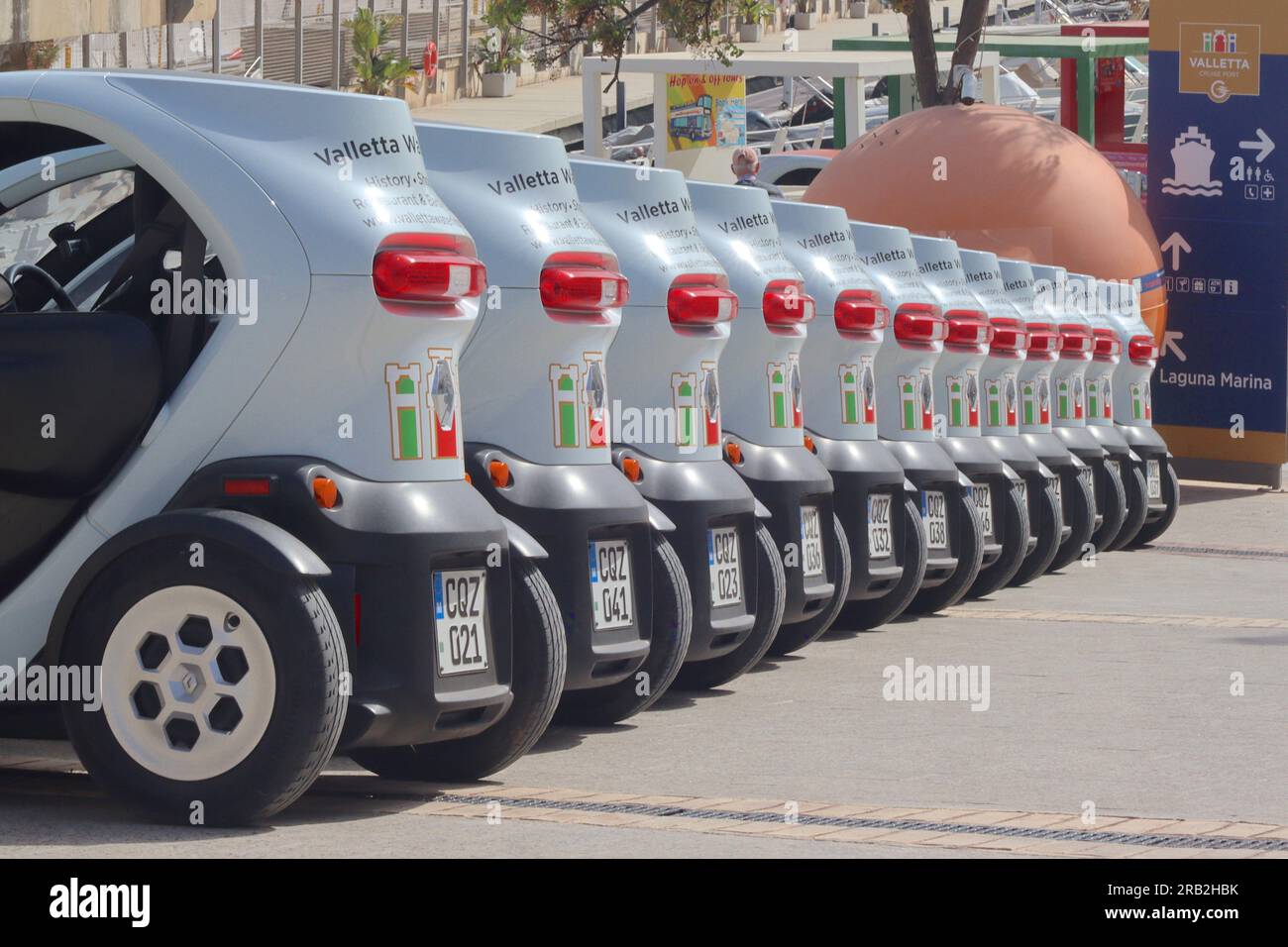 Une rangée de 12 quadricycles électriques Renault Twizy disponibles à la location, pouvant accueillir deux occupants assis en tandem, Valette, Malte, avril 2023. Banque D'Images