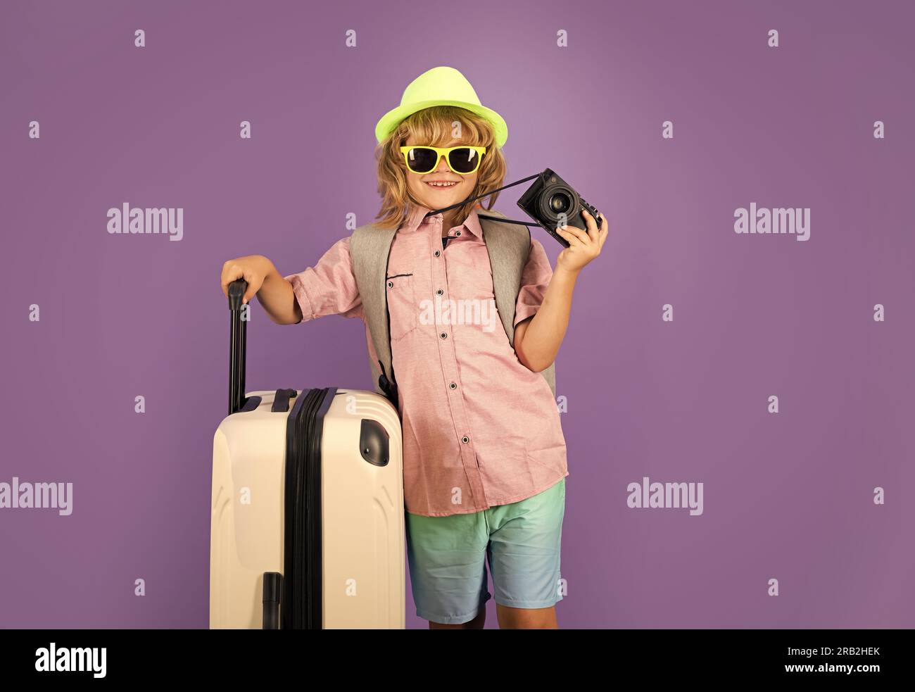 Voyage enfant avec sac de voyage. Enfant avec valise rêve de voyage,  d'aventure, de vacances. Studio portrait pour enfants Photo Stock - Alamy