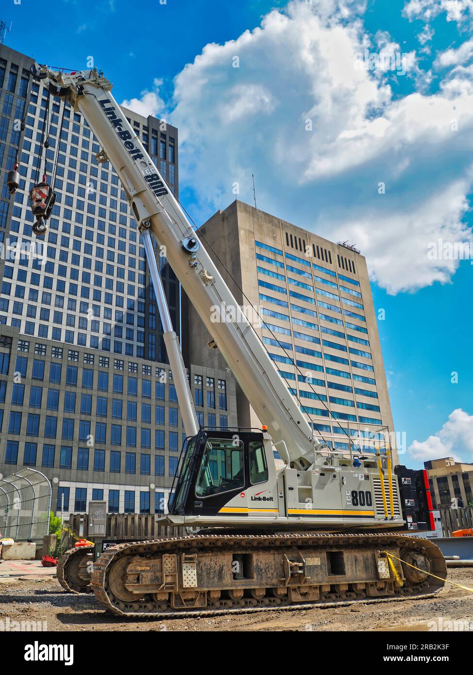 Grue télescopique sur chenilles Link-Belt TCC-800 près du centre-ville de Columbus Ohio USA Banque D'Images