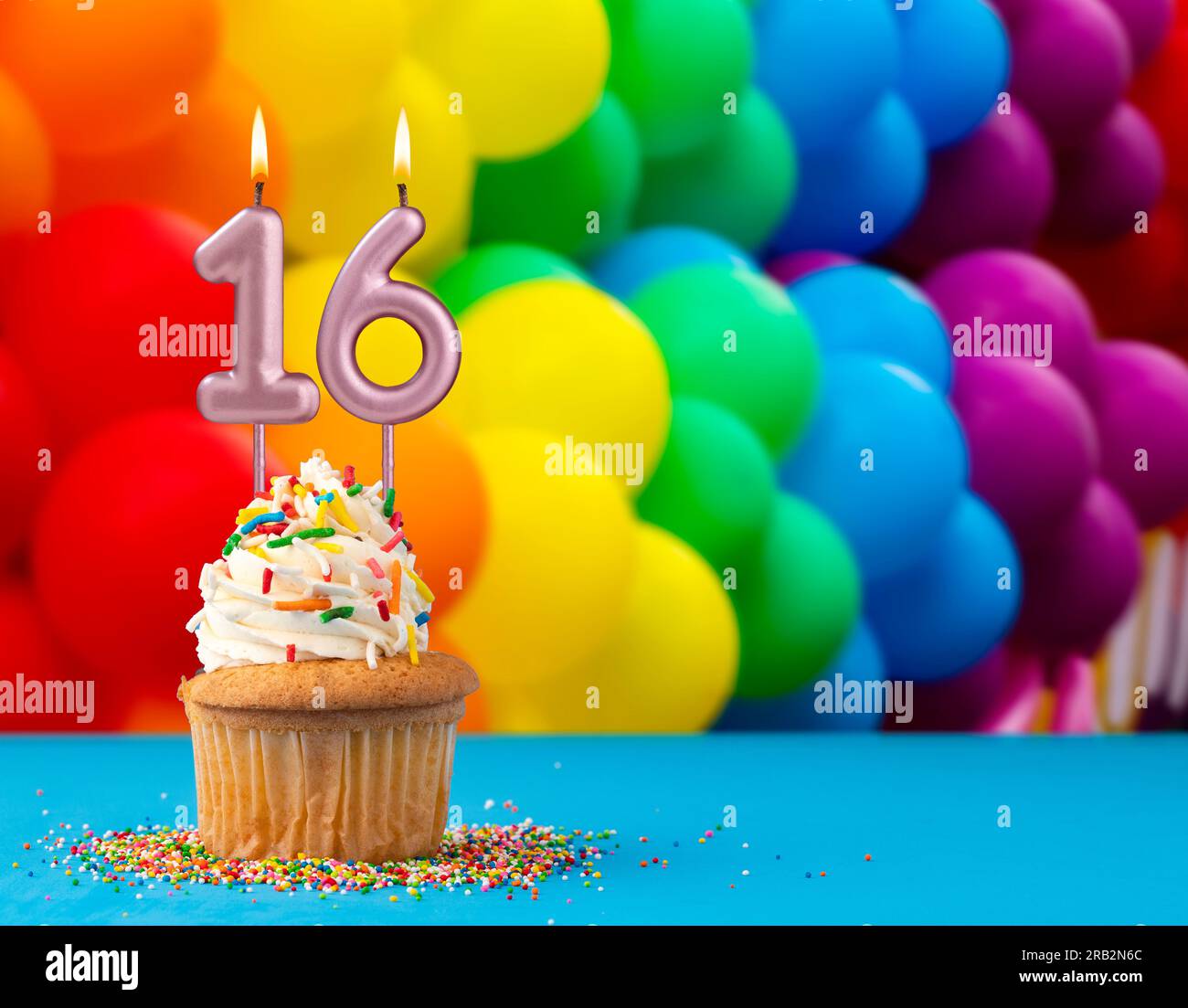 Carte d'anniversaire - bougie numéro 16 avec ballons colorés de la marche  gay Photo Stock - Alamy