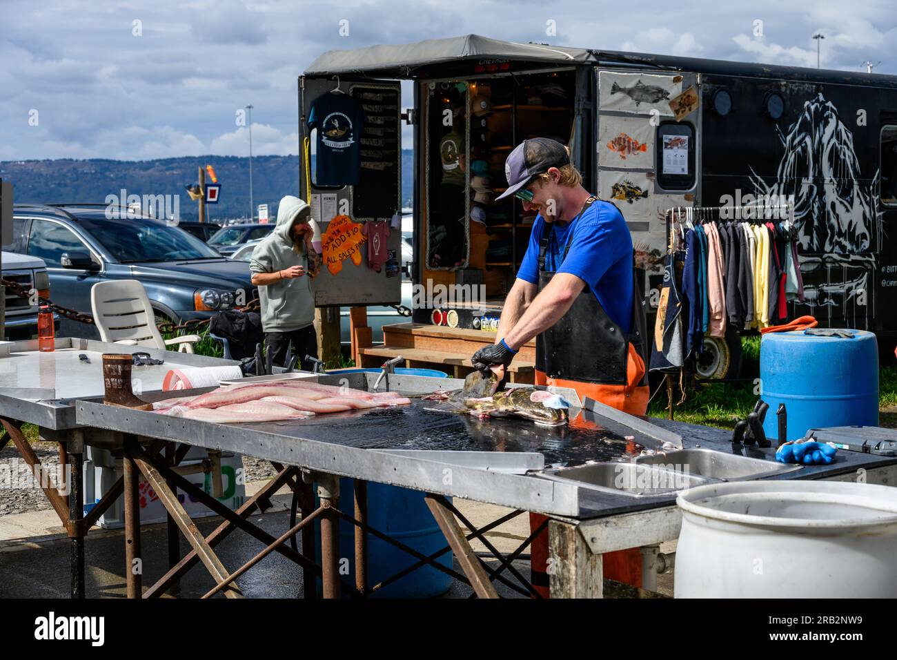 HOMER SPIT, AK, États-Unis – 30 MAI 2023 : Buttwackers, homme nettoyant du poisson frais pêché Banque D'Images