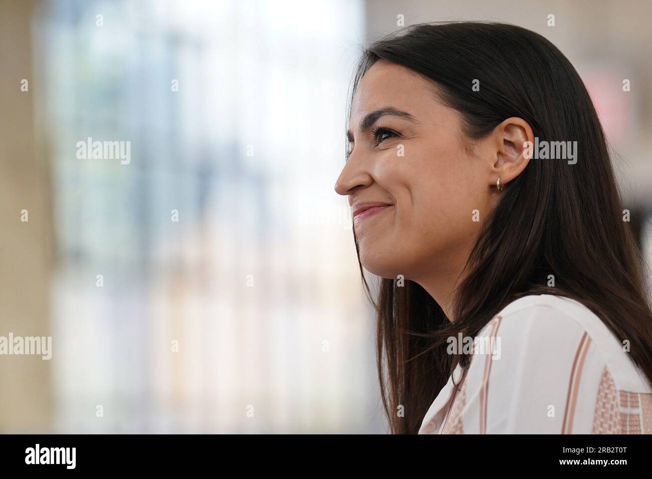 Bronx, NY, États-Unis. 6 juillet 2023. Alexandria Ocasio-Cortez lors d'une apparition publique pour la Congresswoman Alexandria Ocasio-Cortez Town Hall Meeting for New York's 14th Congressional District, Hunts point SNAP Center, Bronx, NY 6 juillet 2023. Crédit : Kristin Callahan/Everett Collection/Alamy Live News Banque D'Images