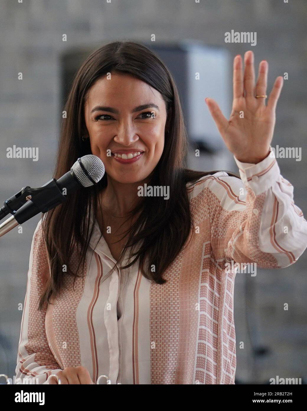 Bronx, NY, États-Unis. 6 juillet 2023. Alexandria Ocasio-Cortez lors d'une apparition publique pour la Congresswoman Alexandria Ocasio-Cortez Town Hall Meeting for New York's 14th Congressional District, Hunts point SNAP Center, Bronx, NY 6 juillet 2023. Crédit : Kristin Callahan/Everett Collection/Alamy Live News Banque D'Images