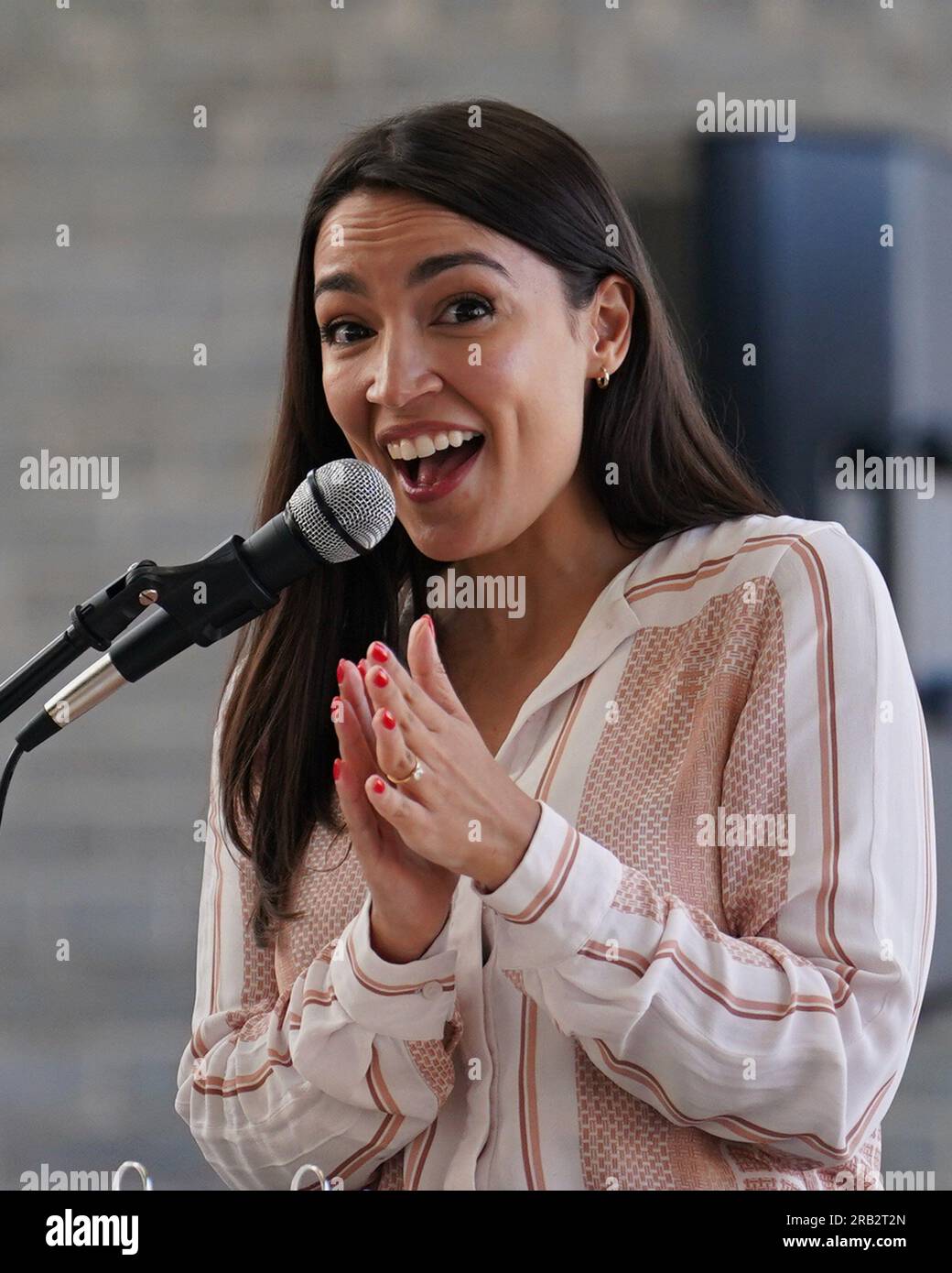 Bronx, NY, États-Unis. 6 juillet 2023. Alexandria Ocasio-Cortez lors d'une apparition publique pour la Congresswoman Alexandria Ocasio-Cortez Town Hall Meeting for New York's 14th Congressional District, Hunts point SNAP Center, Bronx, NY 6 juillet 2023. Crédit : Kristin Callahan/Everett Collection/Alamy Live News Banque D'Images