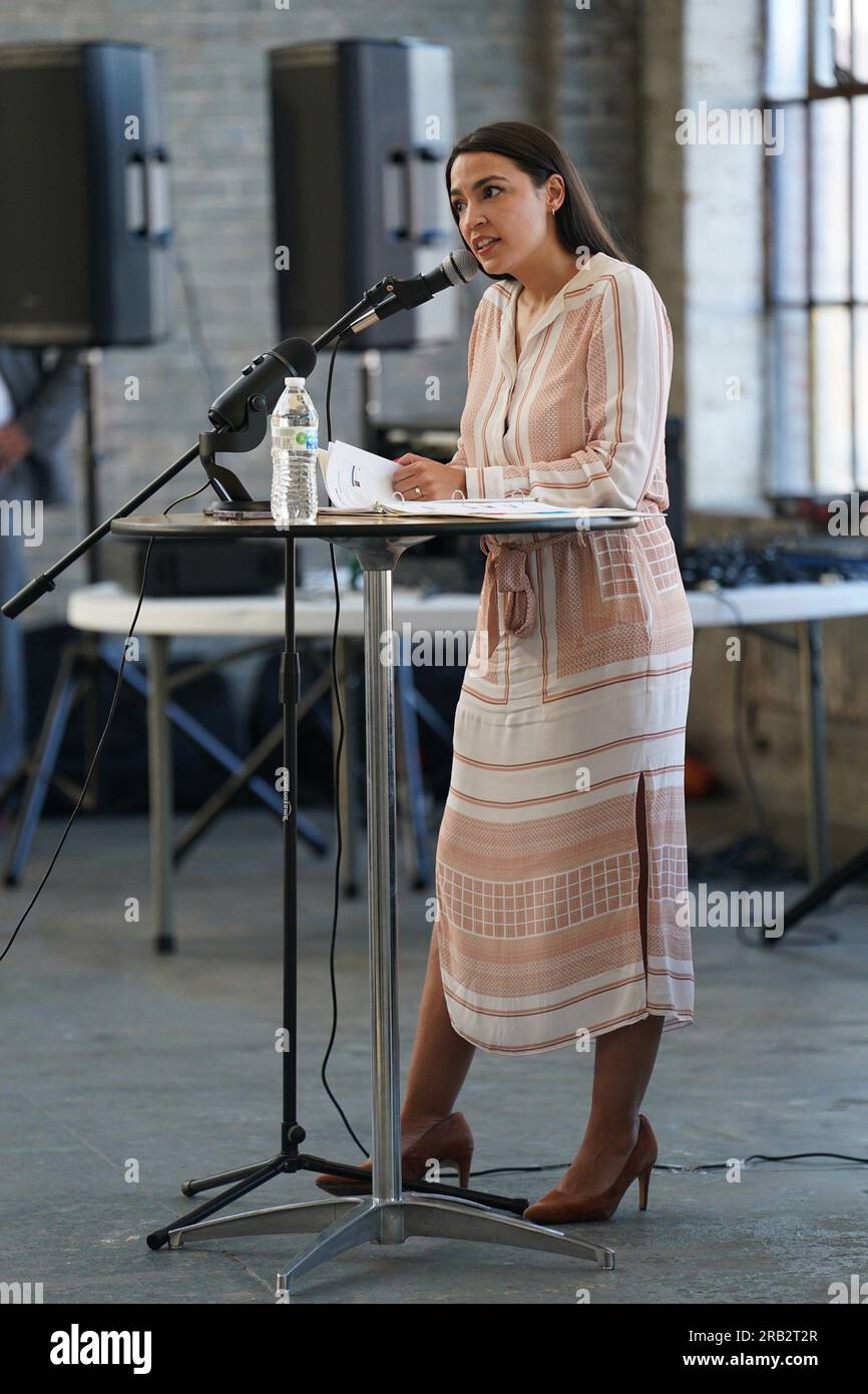 Bronx, NY, États-Unis. 6 juillet 2023. Alexandria Ocasio-Cortez lors d'une apparition publique pour la Congresswoman Alexandria Ocasio-Cortez Town Hall Meeting for New York's 14th Congressional District, Hunts point SNAP Center, Bronx, NY 6 juillet 2023. Crédit : Kristin Callahan/Everett Collection/Alamy Live News Banque D'Images