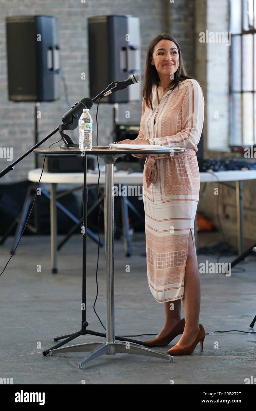 Bronx, NY, États-Unis. 6 juillet 2023. Alexandria Ocasio-Cortez lors d'une apparition publique pour la Congresswoman Alexandria Ocasio-Cortez Town Hall Meeting for New York's 14th Congressional District, Hunts point SNAP Center, Bronx, NY 6 juillet 2023. Crédit : Kristin Callahan/Everett Collection/Alamy Live News Banque D'Images