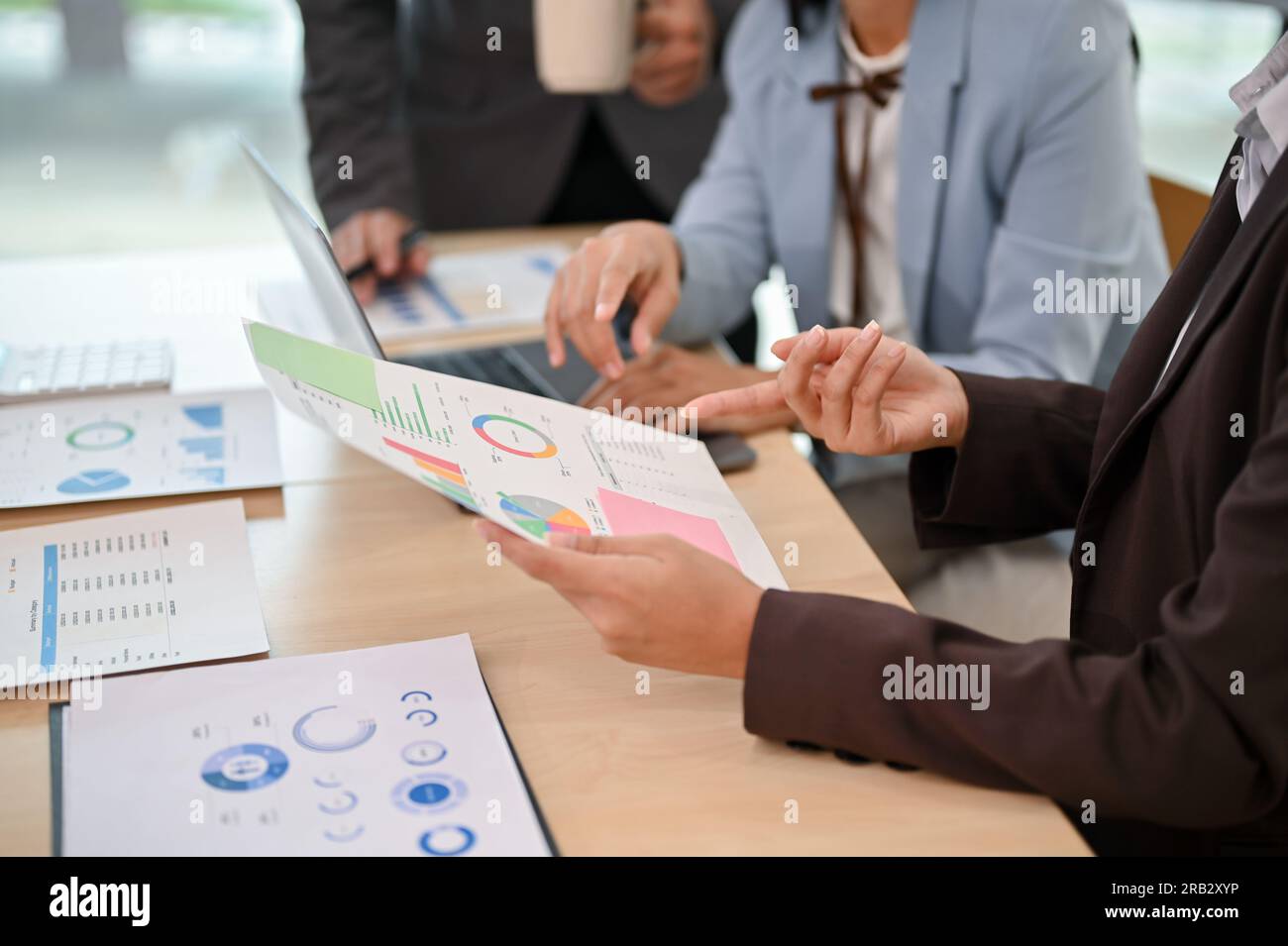 Image rapprochée d'une femme d'affaires professionnelle lisant et examinant des documents au cours de la réunion. Banque D'Images