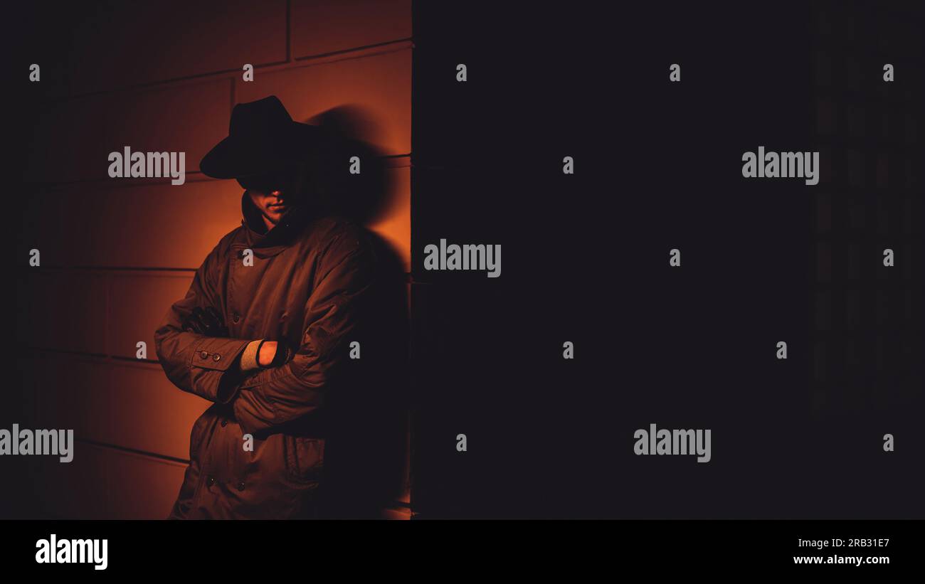 portrait mystérieux dans le style noir d'un détective masculin la nuit Banque D'Images