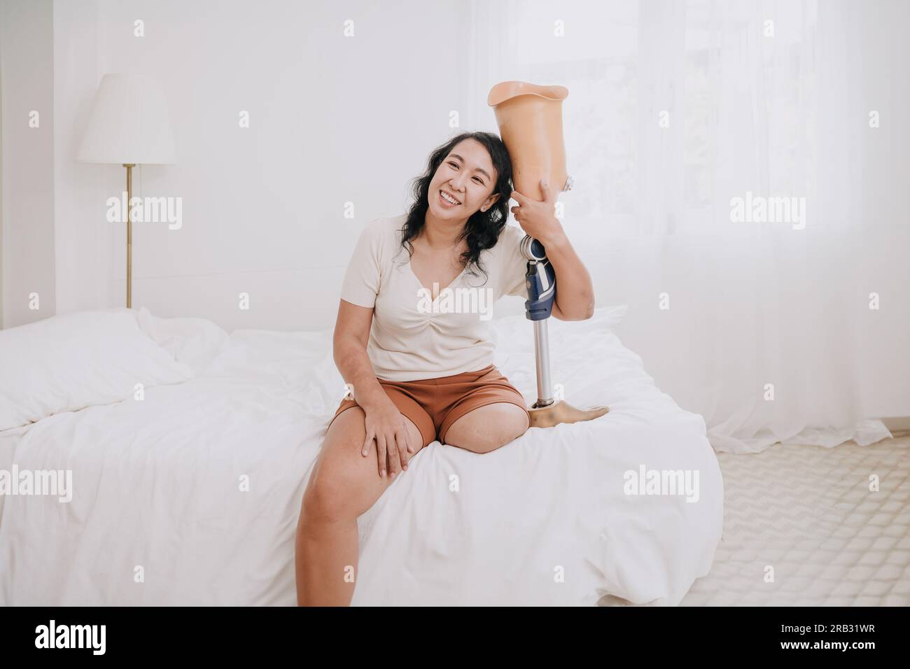 portrait femmes heureuses handicap avec prothèses jambe bionique, prothèses membres bonheur positif bon mental à la maison Banque D'Images