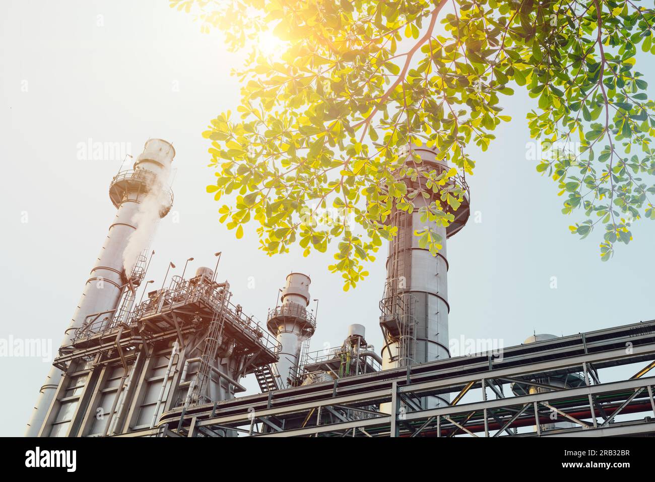 Usine écologique verte de centrale électrique avec la nature d'arbre pour économiser l'énergie d'énergie et économiser le concept environnemental de la terre. Banque D'Images
