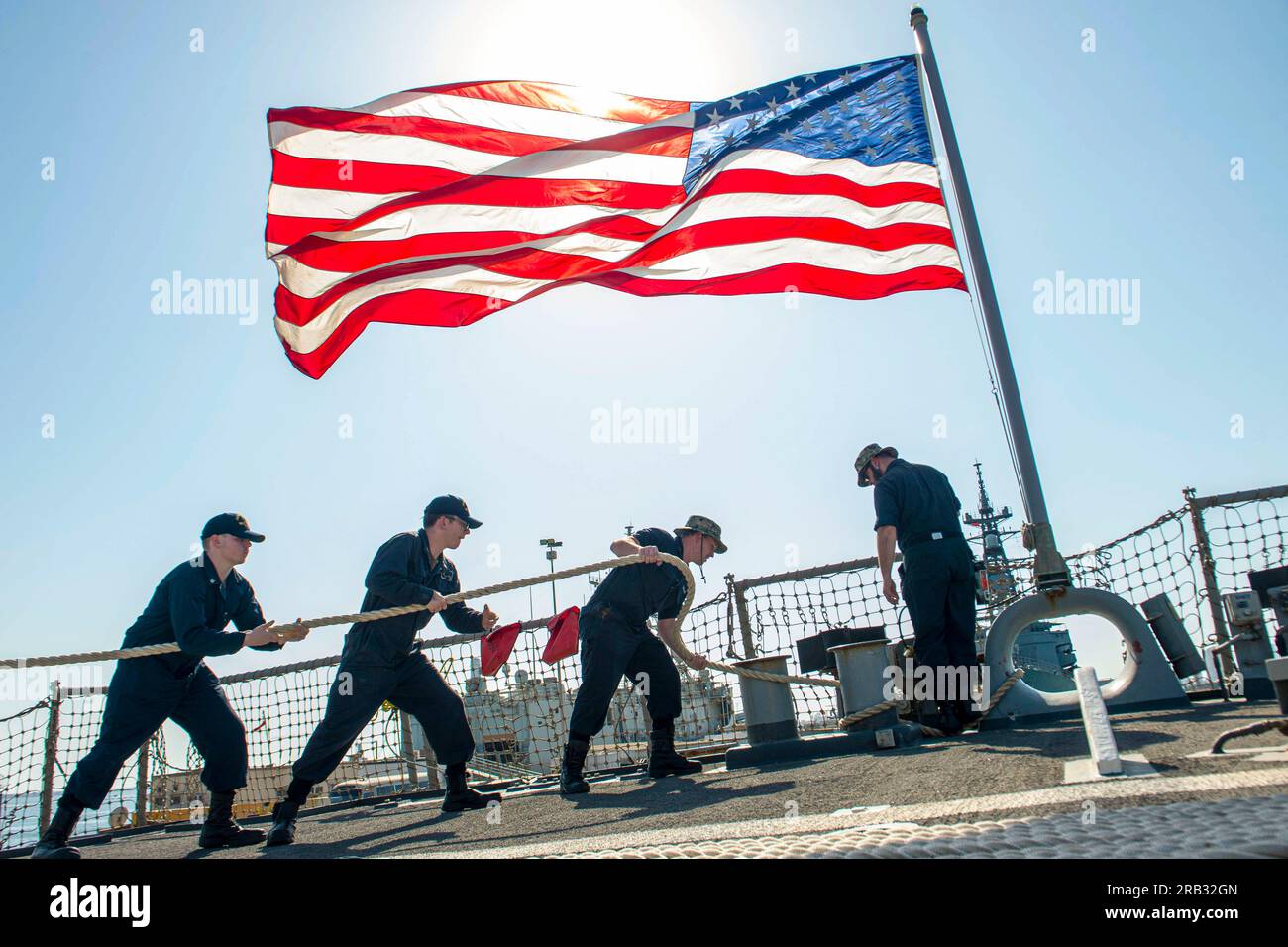 Bahreïn. 1 juillet 2023. Les marins pilonnent la ligne de houle sur le pont d'envol du destroyer à missiles guidés USS Paul Hamilton (DDG 60) à Manama, Bahreïn, le 1 juillet 2023. Paul Hamilton est déployé dans la zone d’opérations de la 5e flotte américaine pour aider à assurer la sécurité et la stabilité maritimes dans la région du Moyen-Orient. Crédit : États-Unis Navy/ZUMA Press Wire/ZUMAPRESS.com/Alamy Live News Banque D'Images