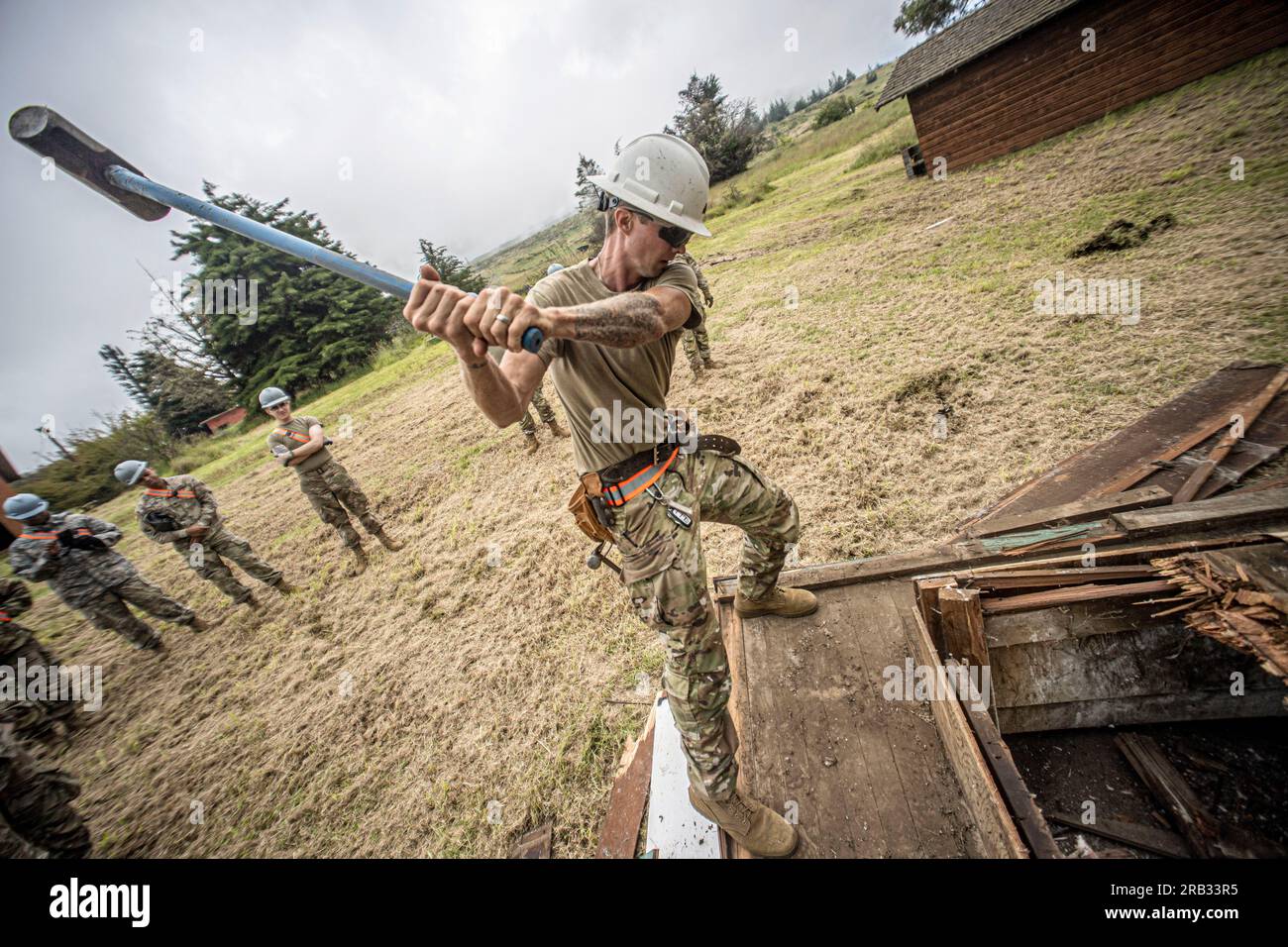 Hawaï, États-Unis. 13 juin 2023. Le sergent Hunter Konemann de la Garde nationale de l'armée de l'Oklahoma déblaie les débris pour les enlever dans le cadre d'un programme innovant de préparation au camp de préparation des éclaireuses Kilohana dans la zone d'entraînement de Pahokuloa, Hawaii, le 13 juin 2023. Le programme est conçu pour améliorer les compétences des soldats en tant qu'ingénieurs tout en apportant des améliorations au camp. Crédit : États-Unis Armée/ZUMA Press Wire/ZUMAPRESS.com/Alamy Live News Banque D'Images