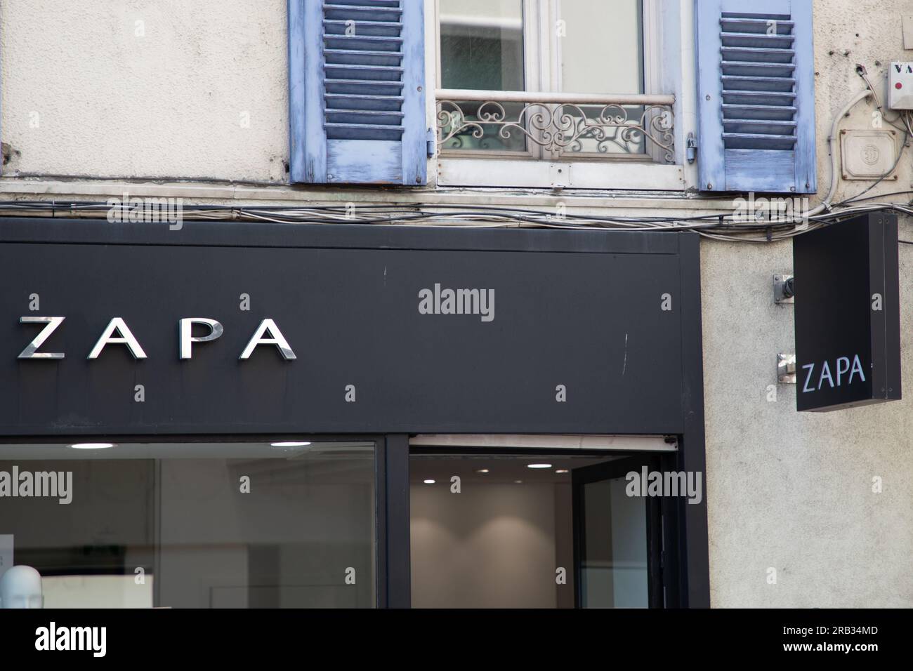 Bordeaux , Aquitaine France - 06 22 2023 : chaîne zapa logo et texte de signe façade avant magasin de vêtements de marque de mode entrée façade magasin Banque D'Images