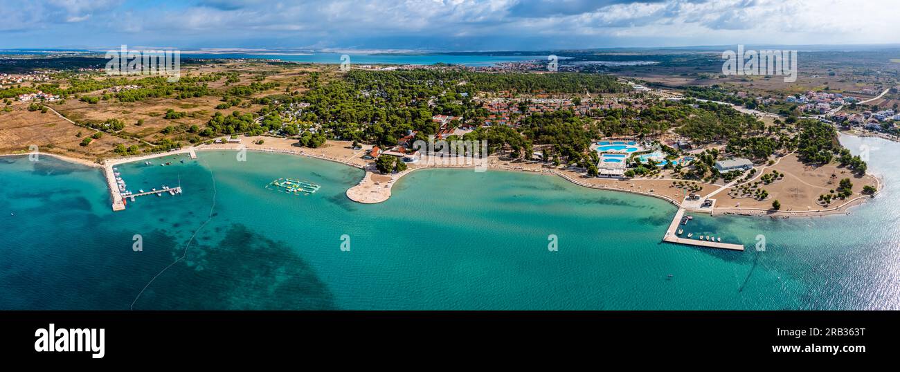 Zaton, Croatie - vue panoramique aérienne du front de mer touristique de Zaton Holiday Resort avec de l'eau de mer turquoise au village de Nin Banque D'Images