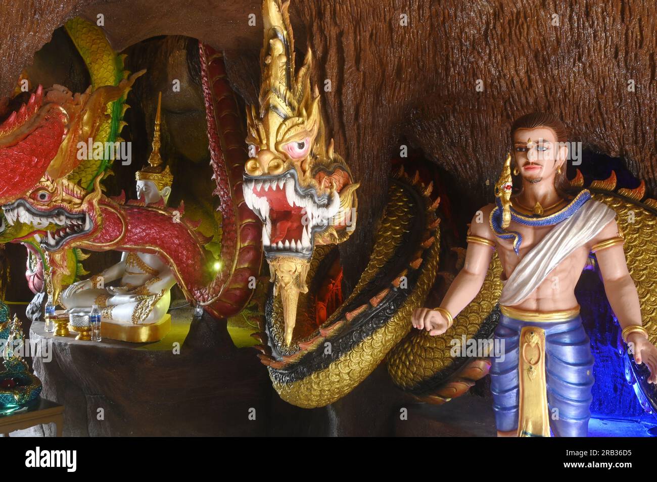 À l'intérieur de la grotte du serpent, il y a des statues de serpents et de divinités gardiennes. C'est un bel endroit adapté au tourisme pour les bouddhistes. Au Wat Don Khanak. Banque D'Images