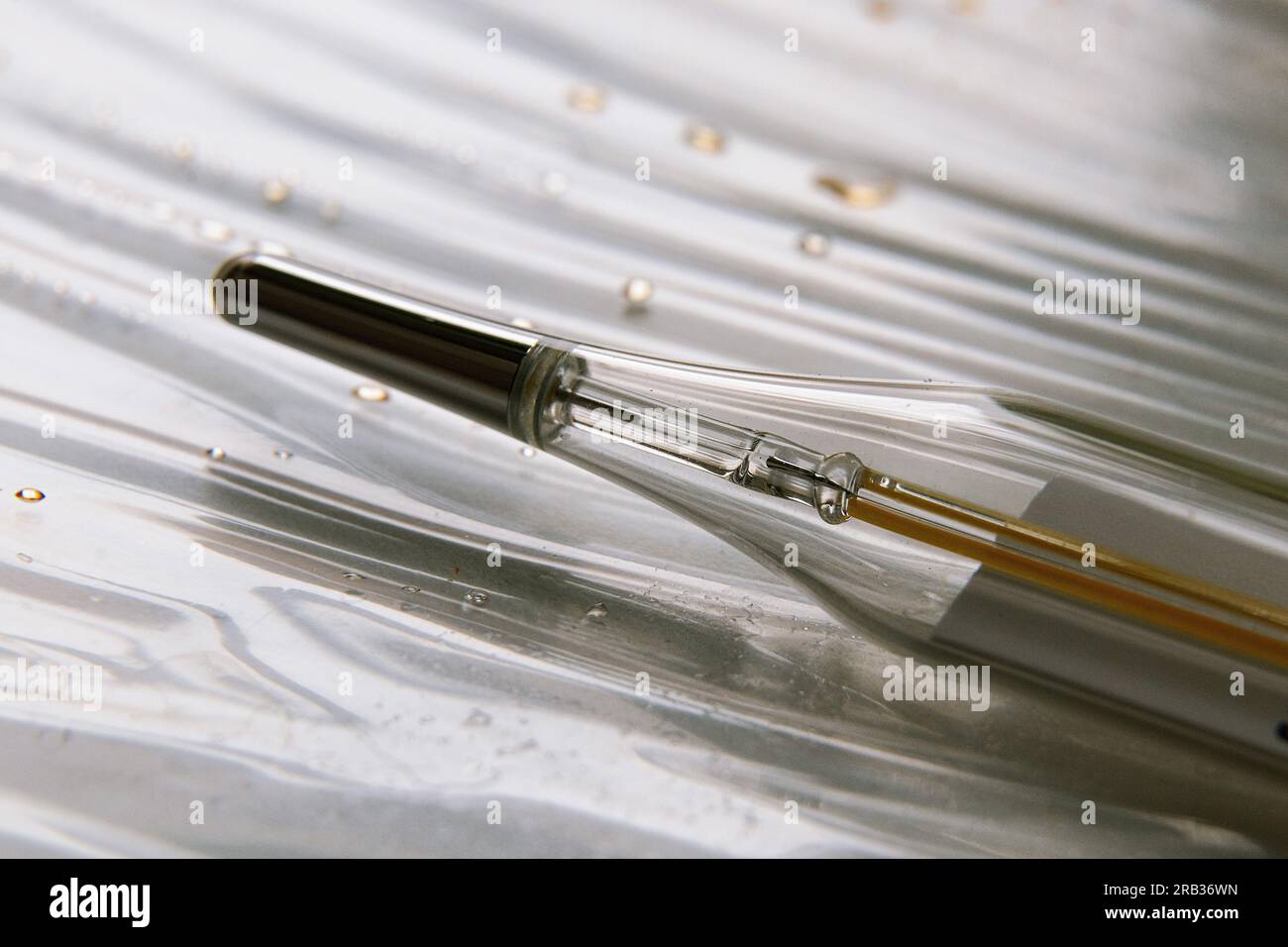 vieux thermomètre en verre à alcool sur fond isolé Banque D'Images