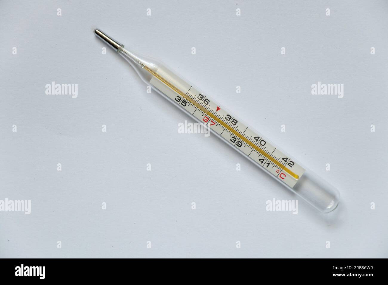 vieux thermomètre en verre à alcool sur fond isolé Banque D'Images