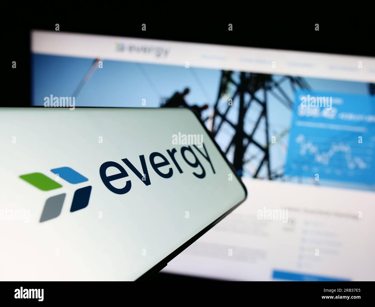 Téléphone mobile avec le logo de la société de services publics américaine Evergy Inc. Sur l'écran devant le site Web de l'entreprise. Concentrez-vous sur le centre de l'écran du téléphone. Banque D'Images