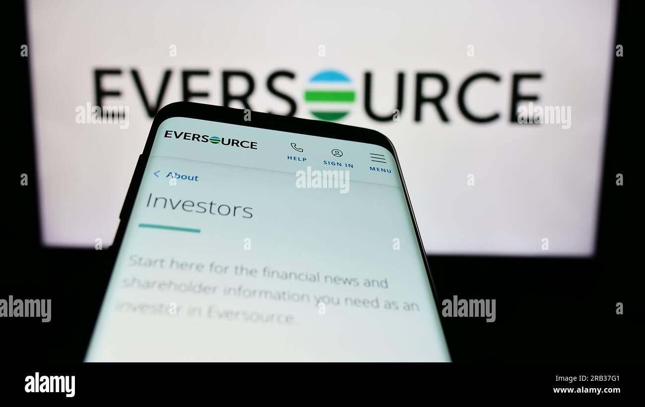 Téléphone mobile avec page Web de la société de services publics américaine Eversource Energy sur l'écran devant le logo de l'entreprise. Effectuez le focus sur le coin supérieur gauche de l'écran du téléphone. Banque D'Images