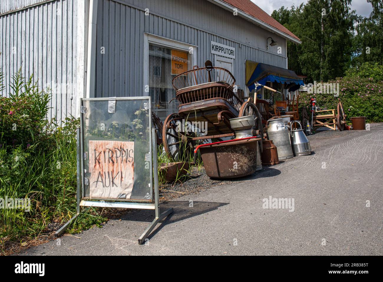 Vieux articles agricoles rouillés à vendre devant un magasin d'occasion au Kihniöntie 15 à Kihniö, Finlande Banque D'Images