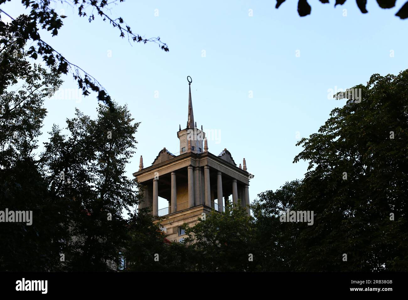 Un vieux bâtiment parmi les feuilles à Vilnius, Lituanie Banque D'Images