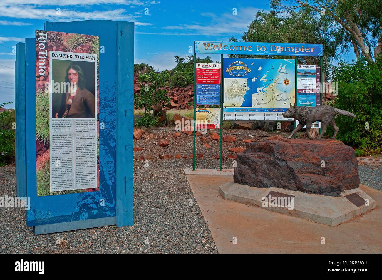 Exposition historique et monument au célèbre chien rouge, du film du même nom, à la porte de la ville de Dampier dans Wester Australie Banque D'Images