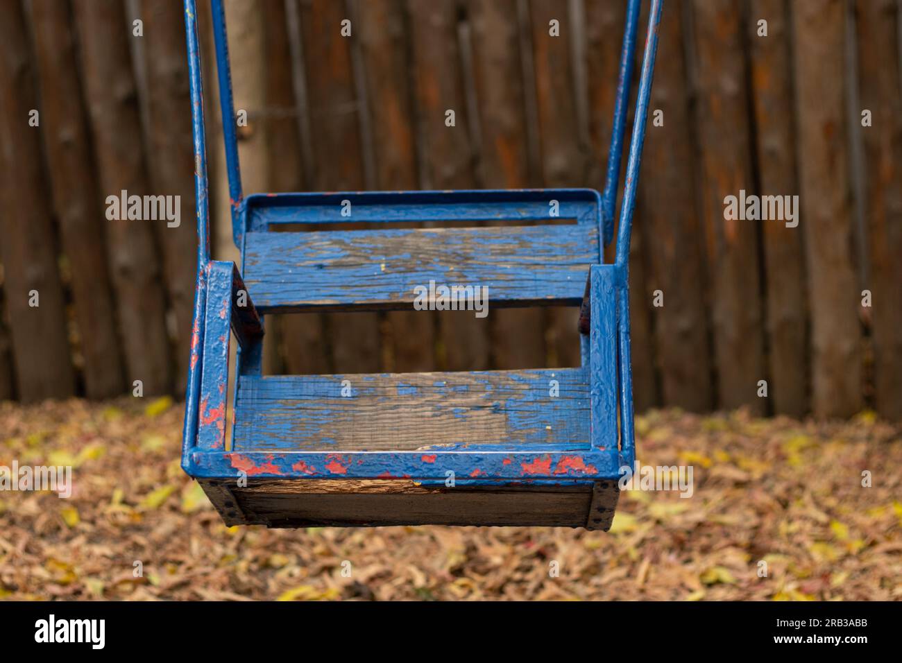 vieux swing pour les enfants abandonnés dans un parc en automne en ukraine dans la ville de dnipro Banque D'Images