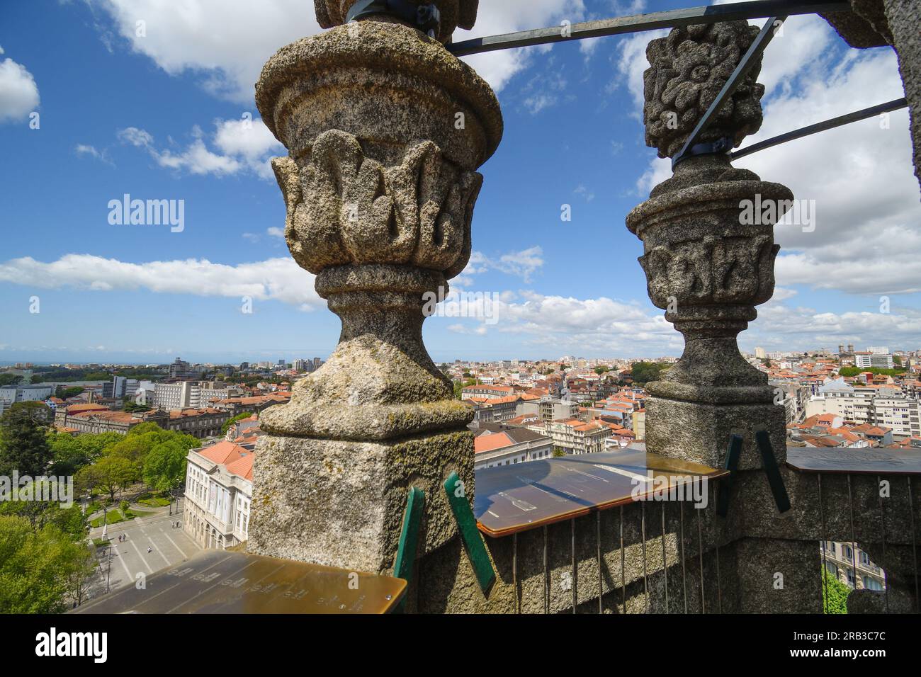 Vue panoramique de Porto avec des jardinières en pierre de la Tour Clérigos au premier plan Banque D'Images