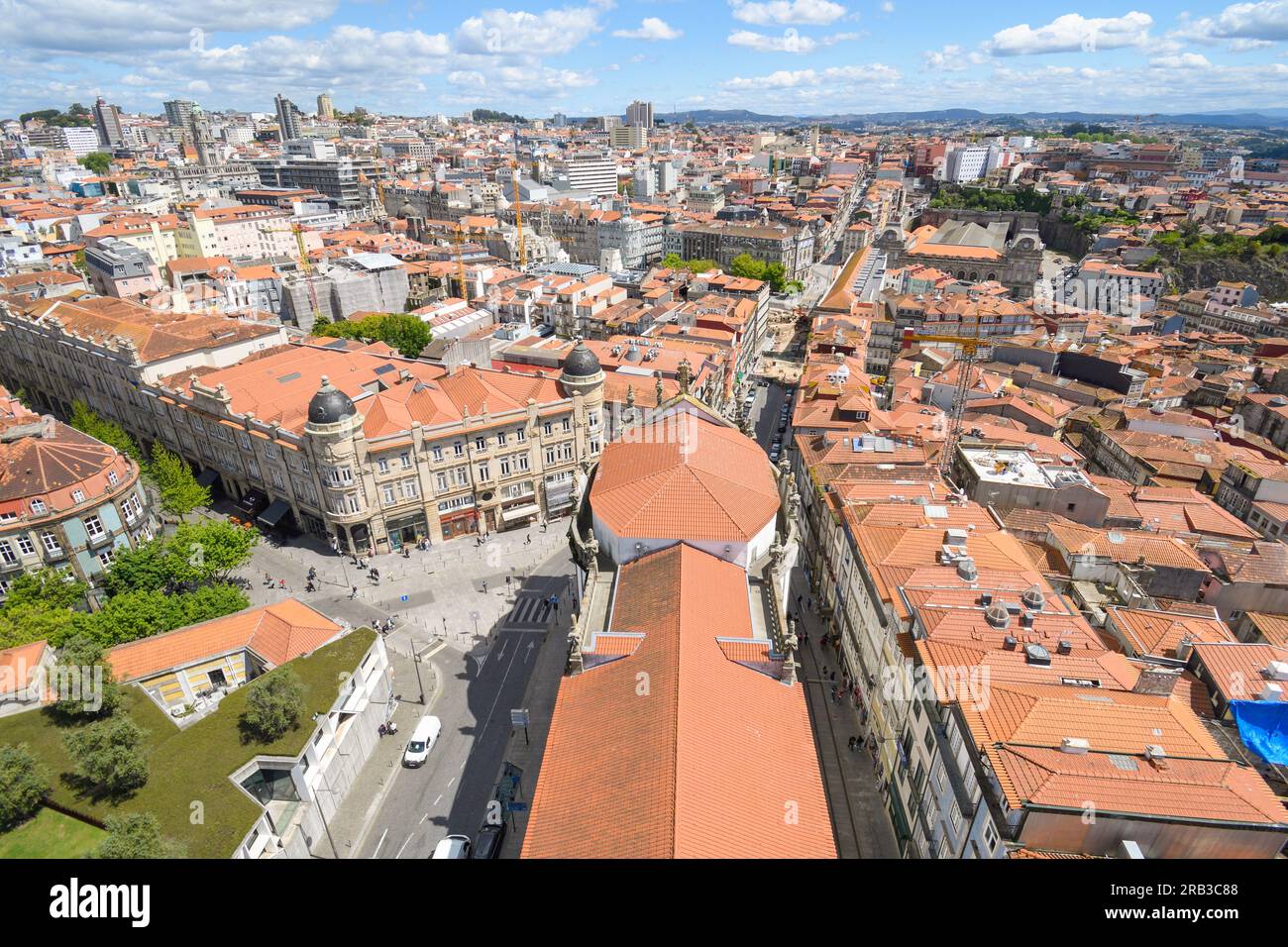 Vue du dôme sur le toit de la Torre dos Cléricos à Porto Banque D'Images