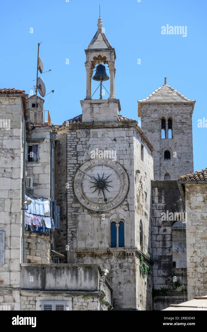 La tour de l'horloge romane du 15e cen à côté de l'entrée de la porte de fer du palais de Dioclétien, vue depuis Narodni Trg. Split, Dalmatie, Croatie. Banque D'Images