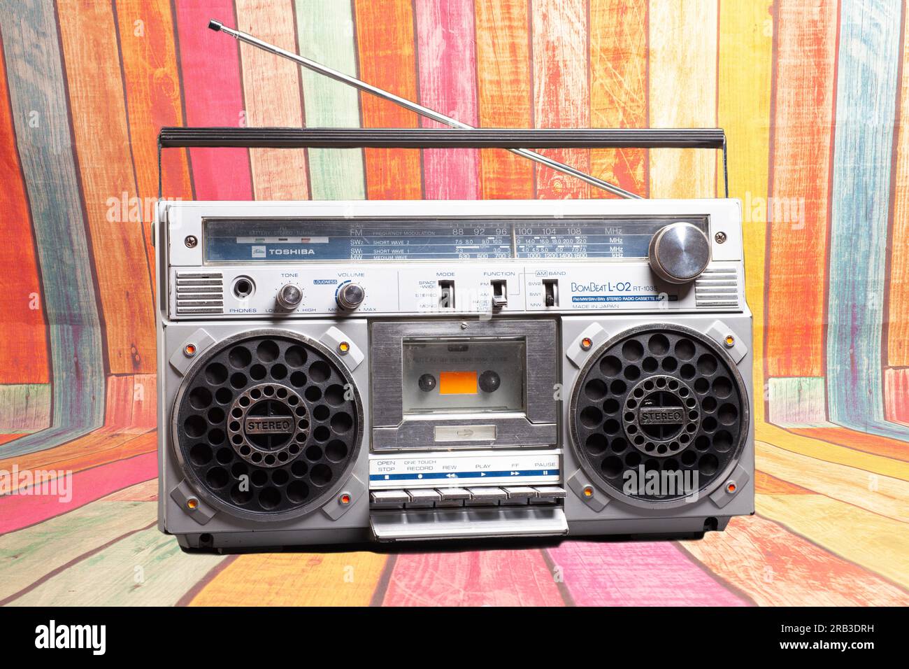 Toshiba RT-103S Bombeat L-02 magnétophone radio-cassette stéréo sur fond en  bois Photo Stock - Alamy