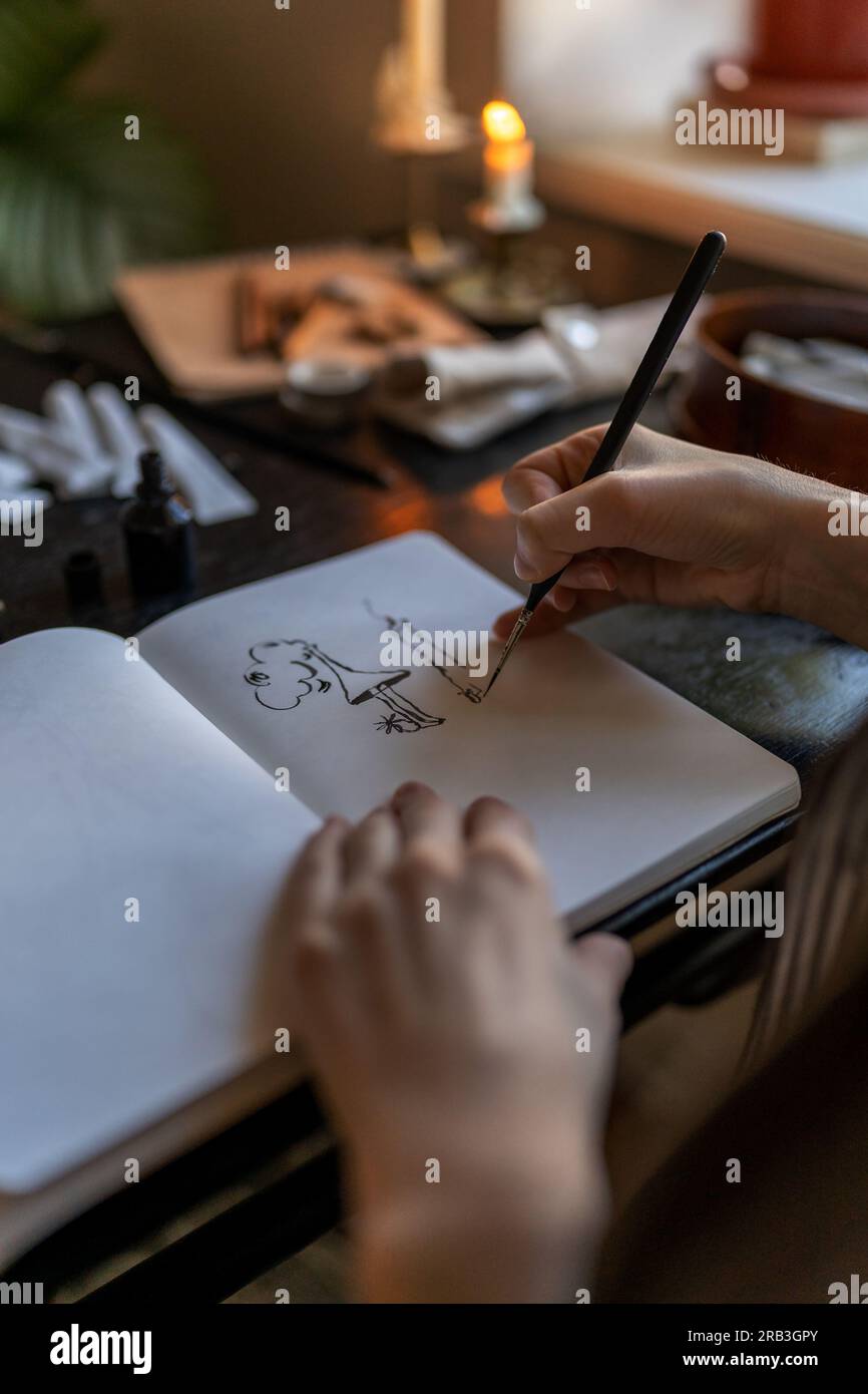 Artiste tenant le dessin de plume à l'encre, créant des œuvres d'art Banque D'Images