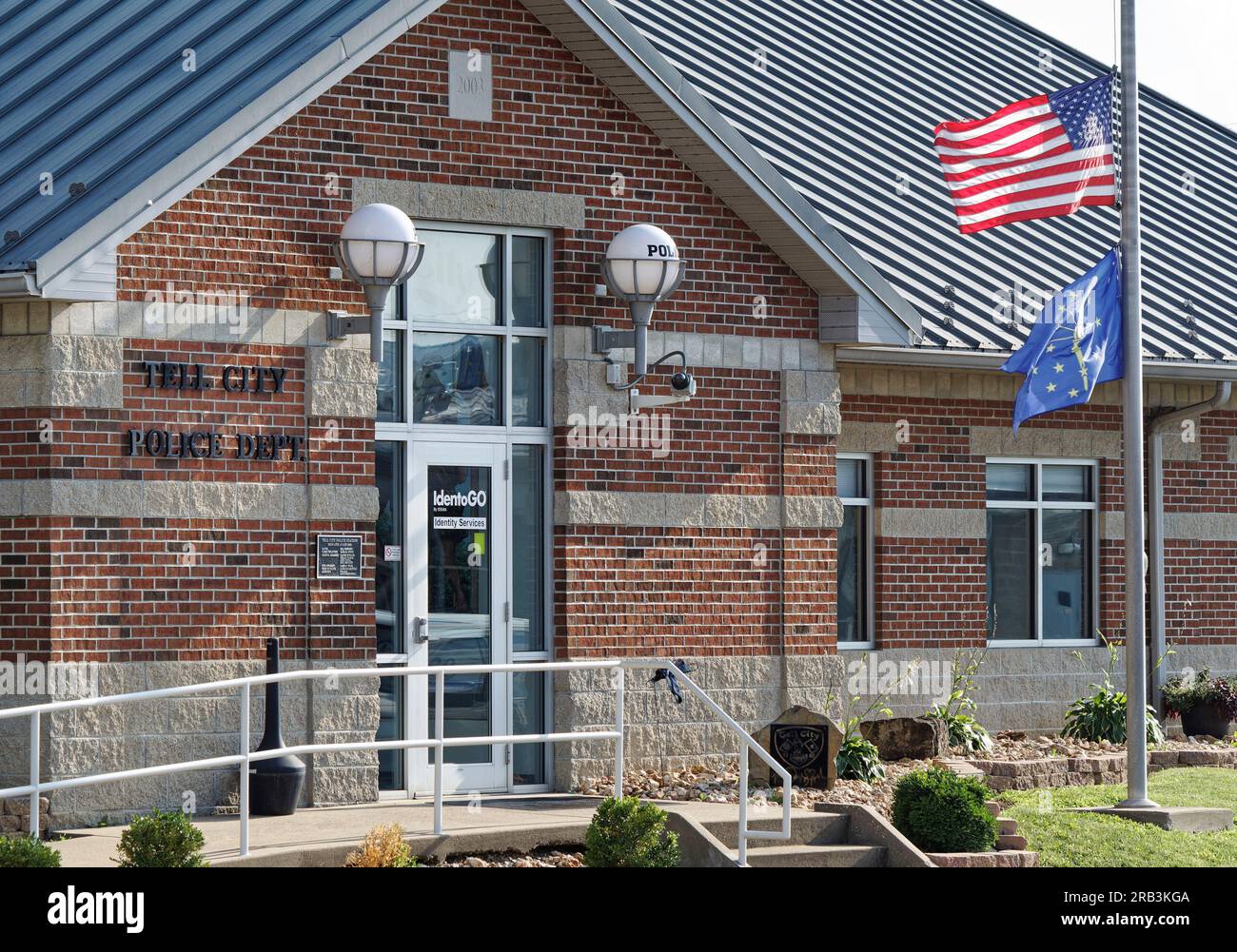 Des drapeaux flottent à la moitié du personnel devant le département de police de Tell City le jeudi 6 juillet 2023 à Tell City, Troy Township, Perry County, INDIANA, États-Unis. Tell City police Sgt Heather J. Glenn, 47 ans, a été abattu alors qu'il tentait d'arrêter un suspect de violence domestique le 3 juillet dans un hôpital local, Le premier décès dans l'exercice de ses fonctions dans l'histoire de près de 165 ans du département de police de Tell City et le deuxième officier de police de l'Indiana à être tué dans l'exercice de ses fonctions en moins d'une semaine. (Photo APEX MediaWire par Billy Suratt) Banque D'Images