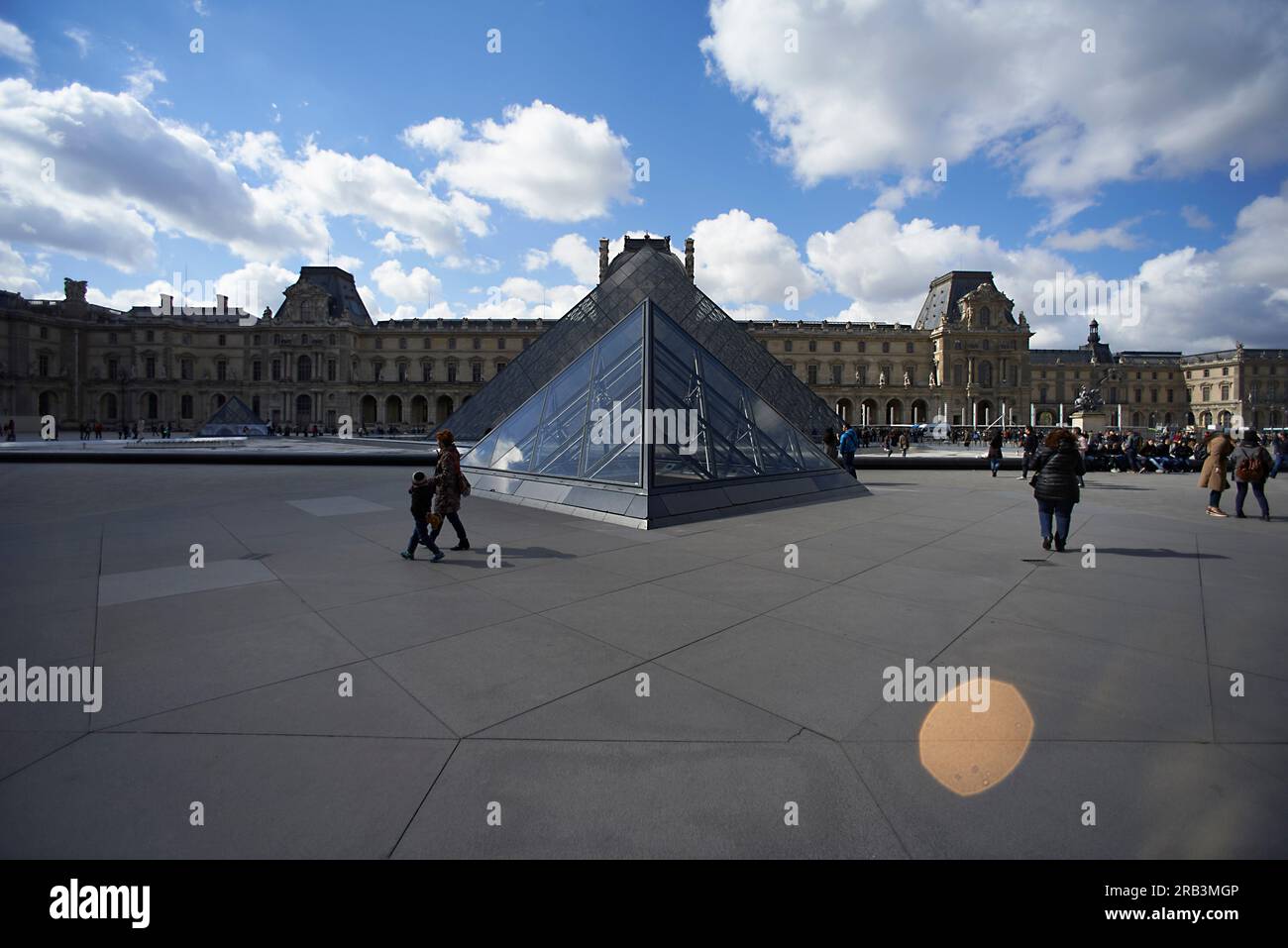 Bâtiment pyramidal de verre au musée du Louvre dans le centre-ville de Paris Banque D'Images