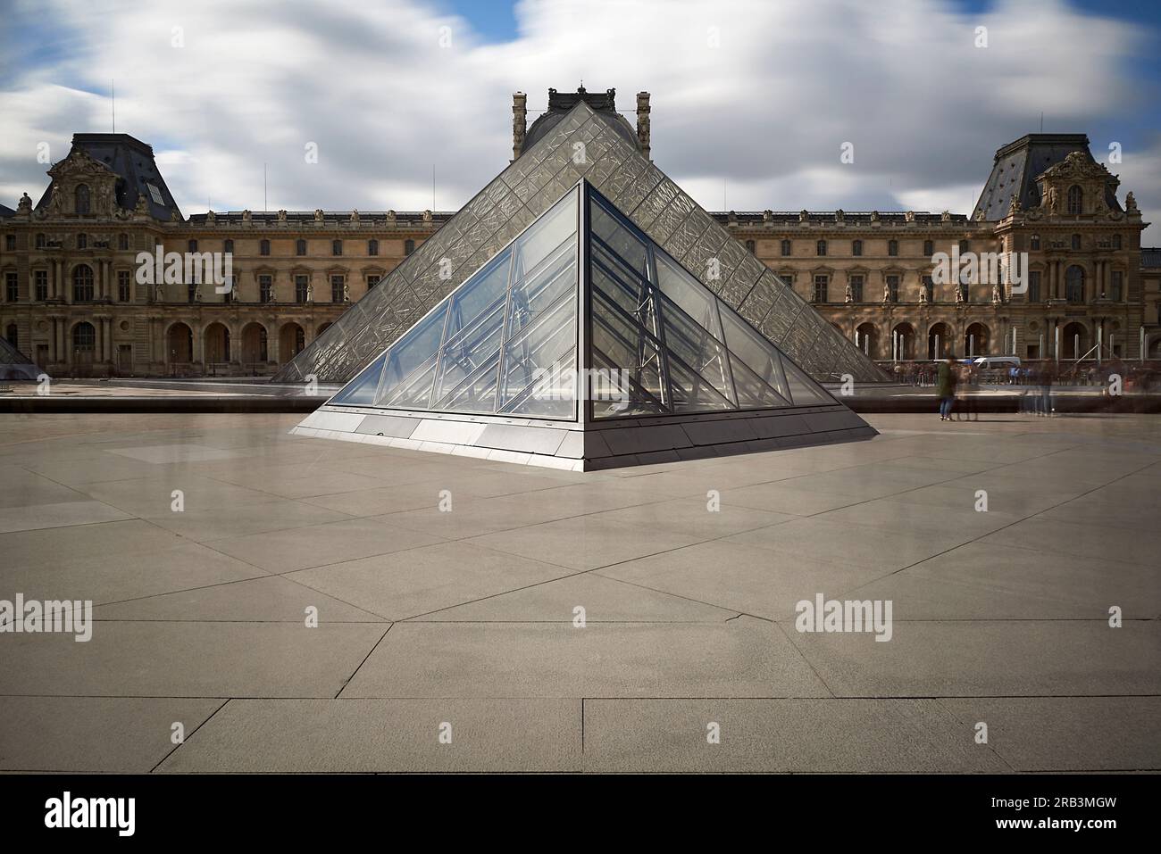 Bâtiment pyramidal de verre au musée du Louvre dans le centre-ville de Paris Banque D'Images