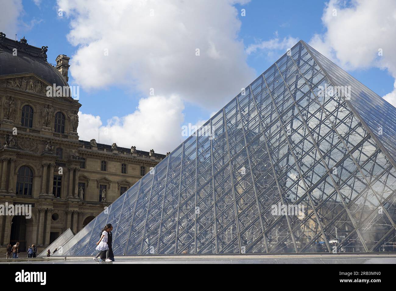 Fille asiatique et mère au bâtiment de pyramide de verre au musée du Louvre Banque D'Images