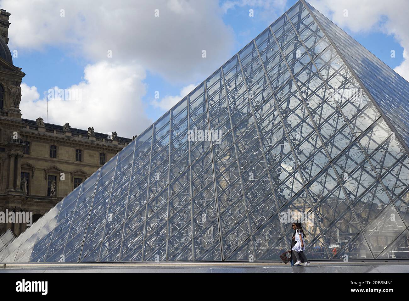 Fille asiatique et mère au bâtiment de pyramide de verre au musée du Louvre Banque D'Images