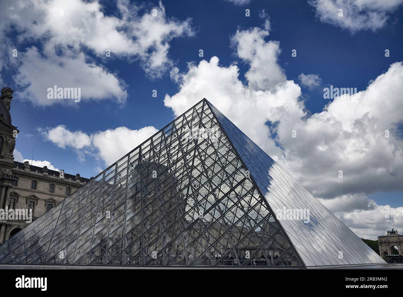 Bâtiment pyramidal de verre au musée du Louvre dans le centre-ville de Paris Banque D'Images