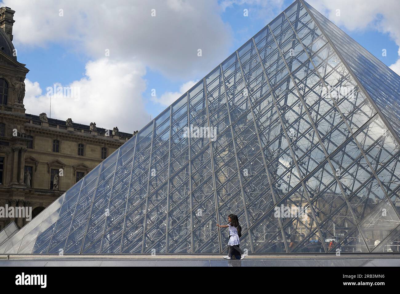 Jeune fille asiatique et sa mère bâtiment de pyramide de verre au musée du Louvre Banque D'Images