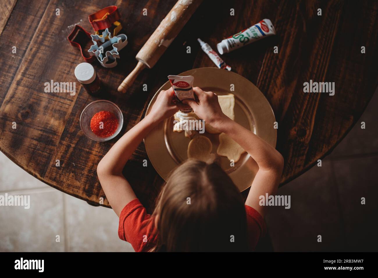 Fille décorant des biscuits de vacances Banque D'Images