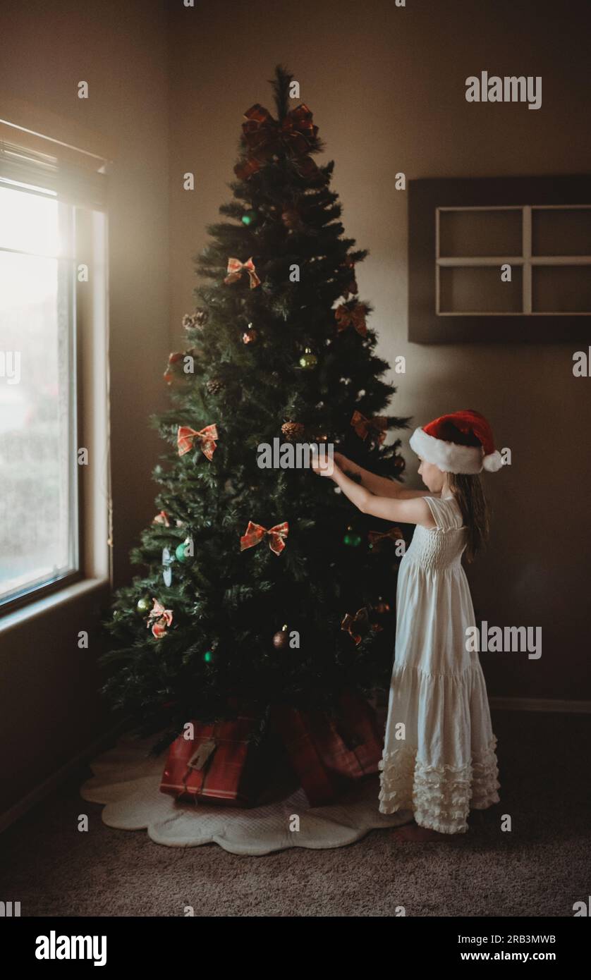 Fille taillant l'arbre de noël Banque D'Images