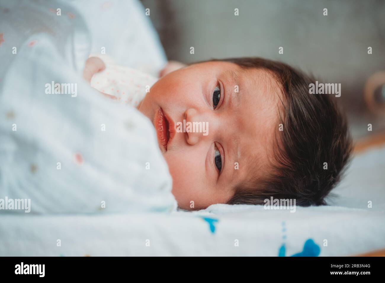 Nouveau-né fille dans les yeux grands ouverts de l'hôpital Banque D'Images